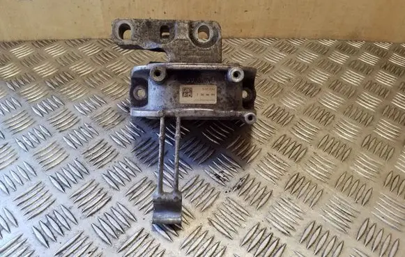 Volkswagen PASSAT B8 Engine mount bracket 3Q0199262J