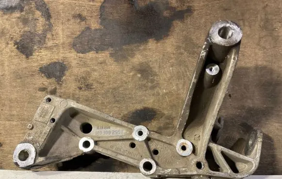 Volkswagen Jetta V Engine mounting bracket 1K0199295F