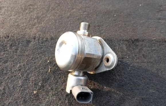 BMW X6 E71 Fuel injection high pressure pump 0261520143 7011075919