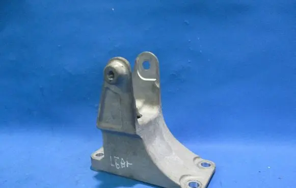 Nissan Leaf I (ZE0) Engine mounting bracket
