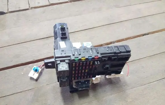 Nissan Pathfinder R51 Fuse box set 95400-26500