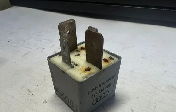Volkswagen PASSAT B5.5 Other relay 8D0951253