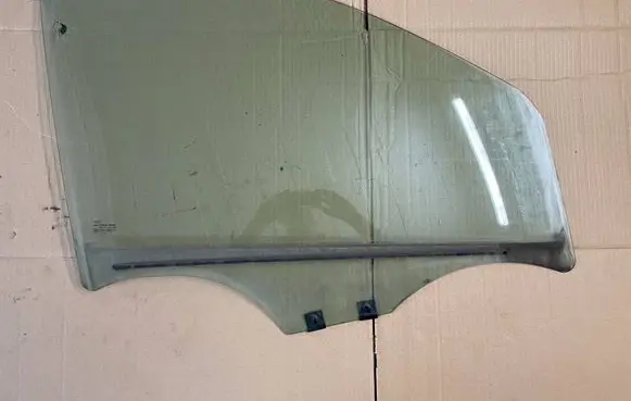 Dacia Lodgy Front door window glass four-door