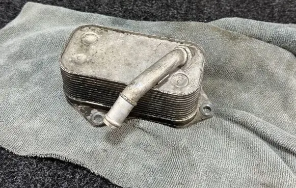 BMW 5 F10 F11 Engine oil radiator 7525333