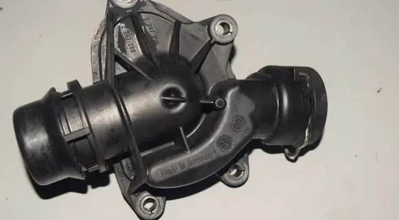 BMW 5 E39 Thermostat/thermostat housing 2247270 2247269