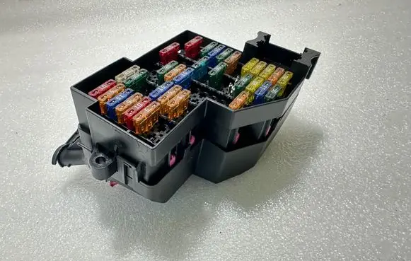 Volkswagen Touareg I Fuse module 7L0941828