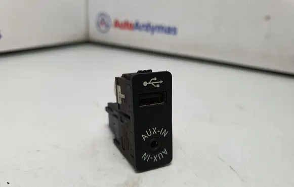 BMW 3 F30 F35 F31 AUX in-socket connector 9229247 84109229247