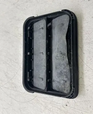 Quarter panel pressure vent