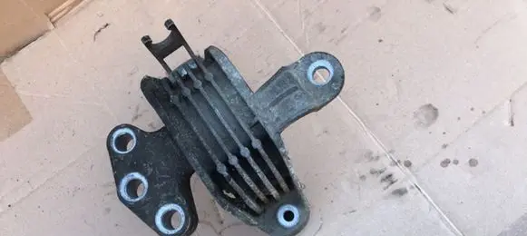 Opel Zafira C Engine mount bracket 13346761