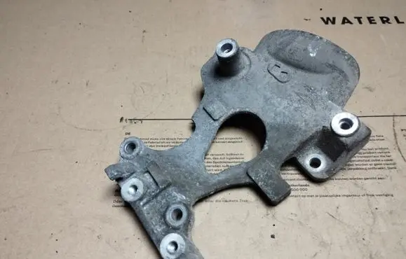 Honda FR-V Engine mounting bracket