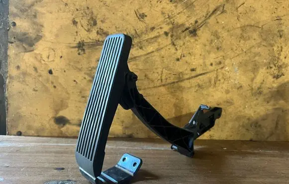 Mercedes-Benz C W202 Accelerator throttle pedal 2103010520