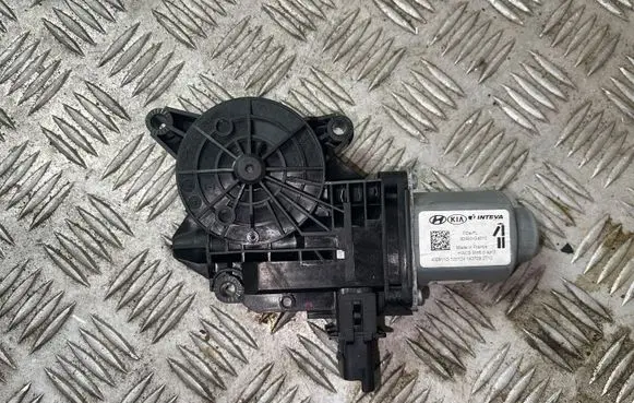 Hyundai i30 Front door window regulator motor 82450G4010
