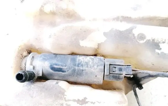 BMW 5 E39 Headlight washer pump 67128377612