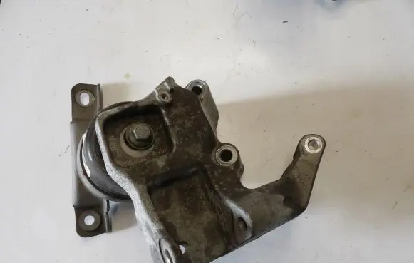 Volvo XC60 Engine mounting bracket 31401633