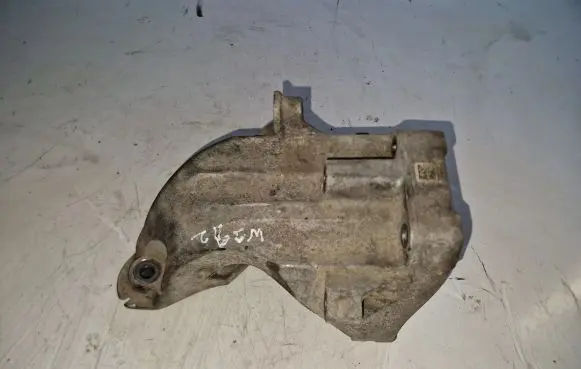 Mercedes-Benz E W212 Engine mounting bracket A6512230004