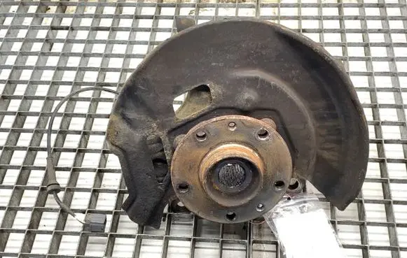 Nissan Qashqai Front wheel hub spindle knuckle 
