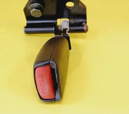 Mitsubishi Carisma Rear seatbelt buckle
