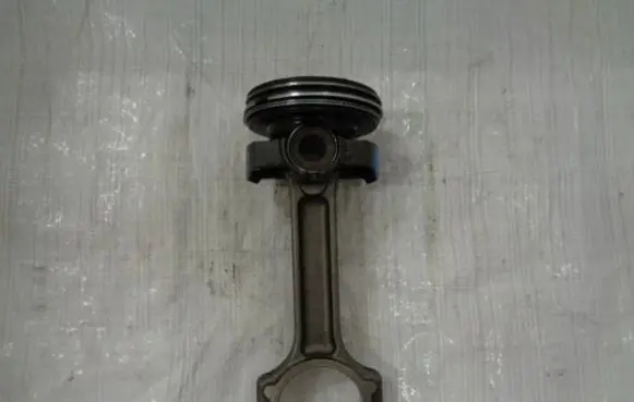 Renault Megane IV Piston with connecting rod