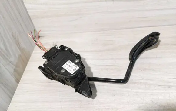 Renault Trafic II (X83) Accelerator throttle pedal 7700313060 6PV00811900 6PV00811914