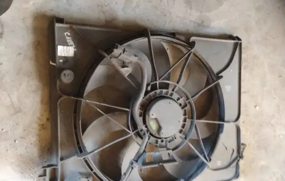 KIA Carens II Radiator cooling fan shroud F00S3A2380