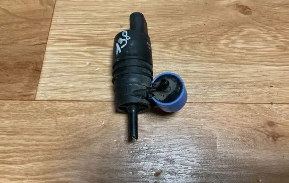 Volkswagen PASSAT B6 Windscreen/windshield washer pump 1009550010