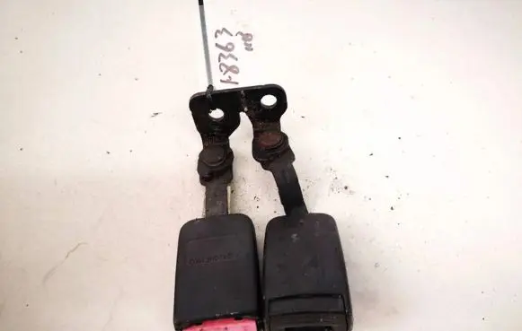 Middle seatbelt buckle (rear)
