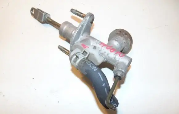 Nissan Primera Clutch master cylinder 306105M007