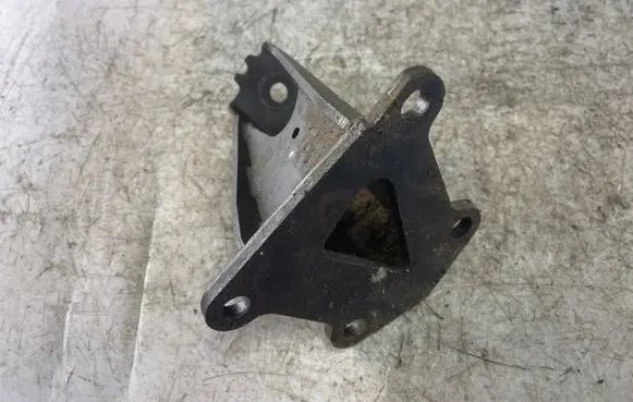 Nissan Navara D40 Engine mounting bracket