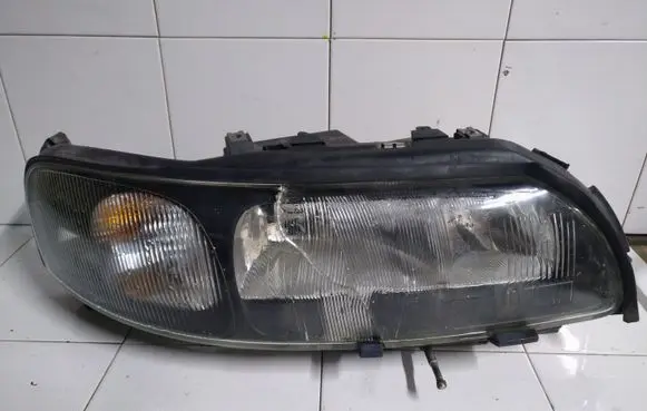 Volvo V70 Headlight/headlamp 89007908 8693568