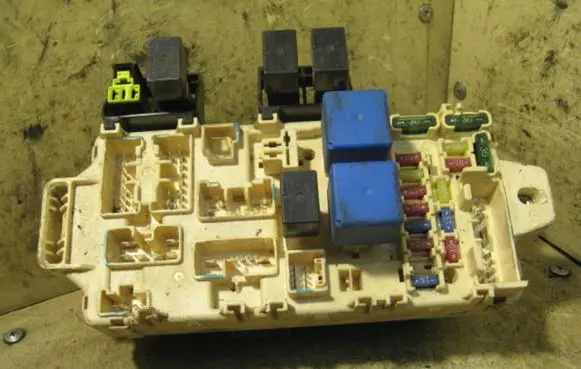 Mitsubishi Pajero Sport I Fuse module MR445952