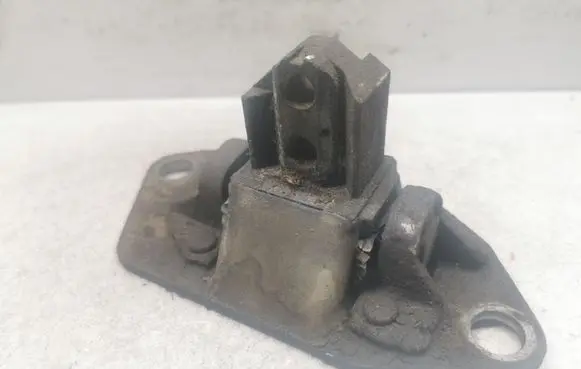 Volvo V70 Engine mount bracket 8624757