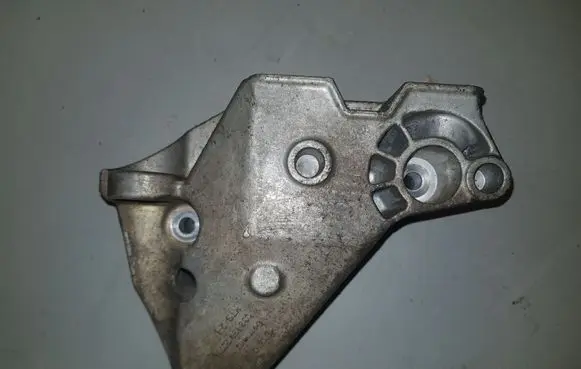 Volkswagen Golf IV Engine mounting bracket