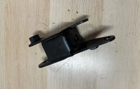 Citroen C4 III e-C4 Engine mount bracket 9830533780