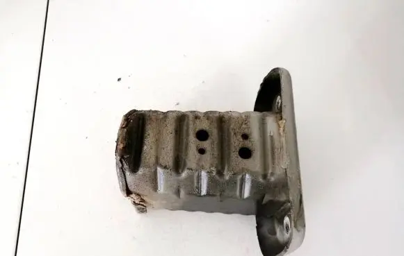 Front bumper mounting bracket