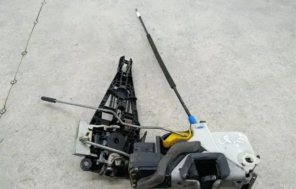 Opel Astra J Front door lock 