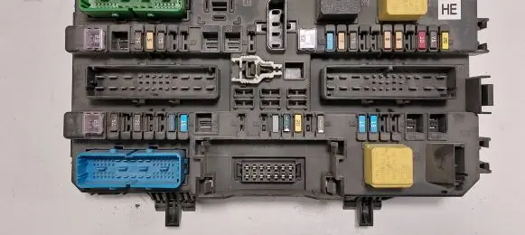 Opel Zafira B Fuse module 13206757 5DK00866942