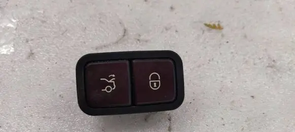 Mercedes-Benz C W205 Tailgate/boot open switch button 2208211479 32132101