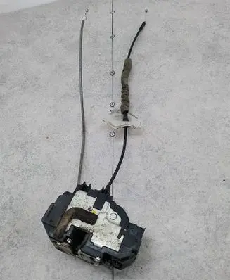 Nissan Qashqai+2 Front door lock 