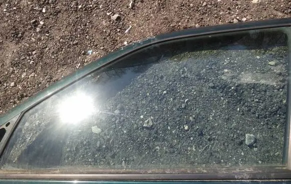 Peugeot 406 Front door window glass four-door as2