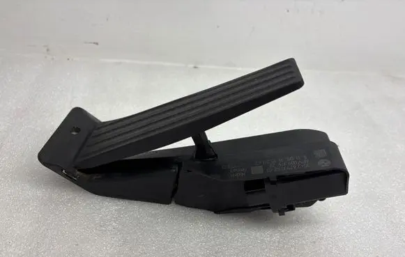 Accelerator throttle pedal