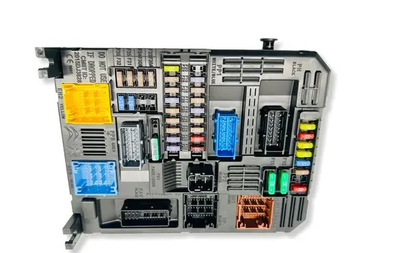Peugeot Expert Fuse module 9822745880