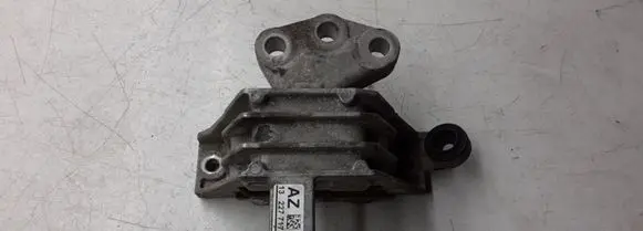 Opel Insignia A Engine mount bracket