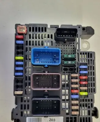 Opel Grandland X Fuse module 9813136780