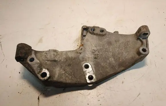 Opel Vivaro Engine mounting bracket 8200741758