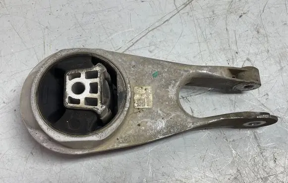Opel Insignia B Engine mount bracket 84879828