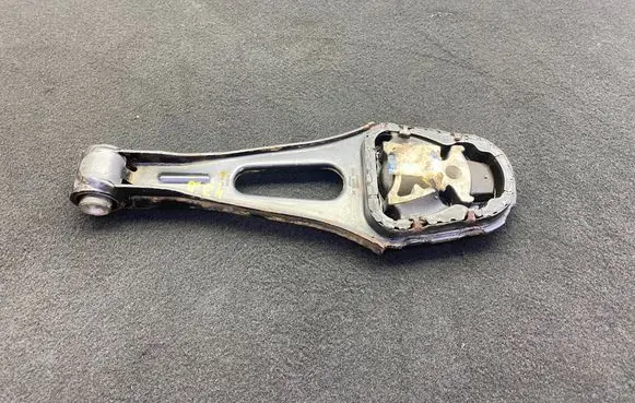 Engine mount bracket