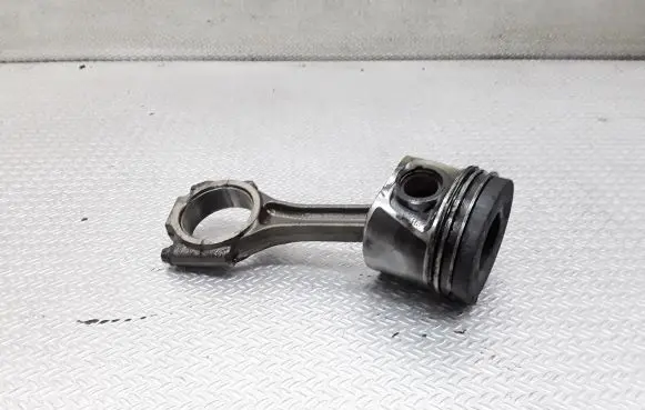 Mitsubishi Grandis Piston with connecting rod