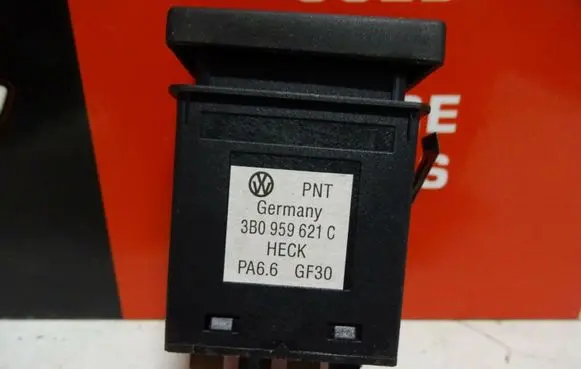 Volkswagen PASSAT B5.5 Windscreen/window heater switch 3B0959621C