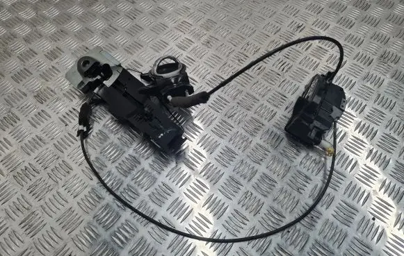 Nissan Juke I F15 Front door lock