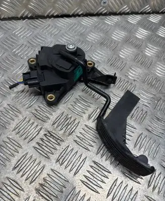 Nissan Qashqai Accelerator throttle pedal 2332B